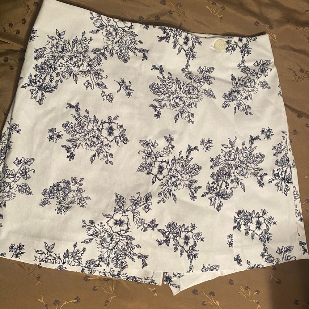 “Counterparts” White with Navy Blue Floral Skort Size Large
